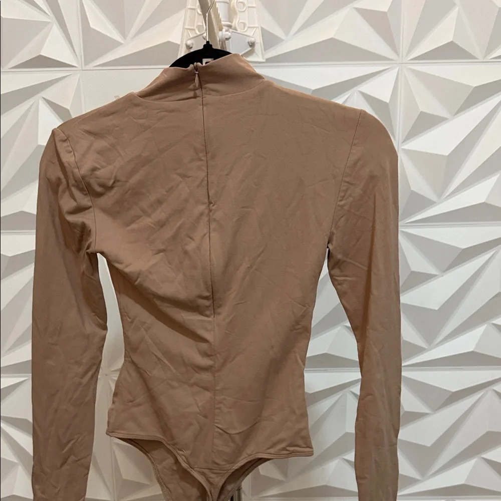 Babaton Taupe Long Sleeve Bodysuit - Picture 4 of 4